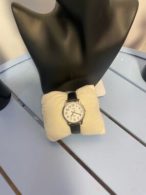 Timex Indiglo WR 30M Analog Quartz Watch White Dial Black Leather Band Classic